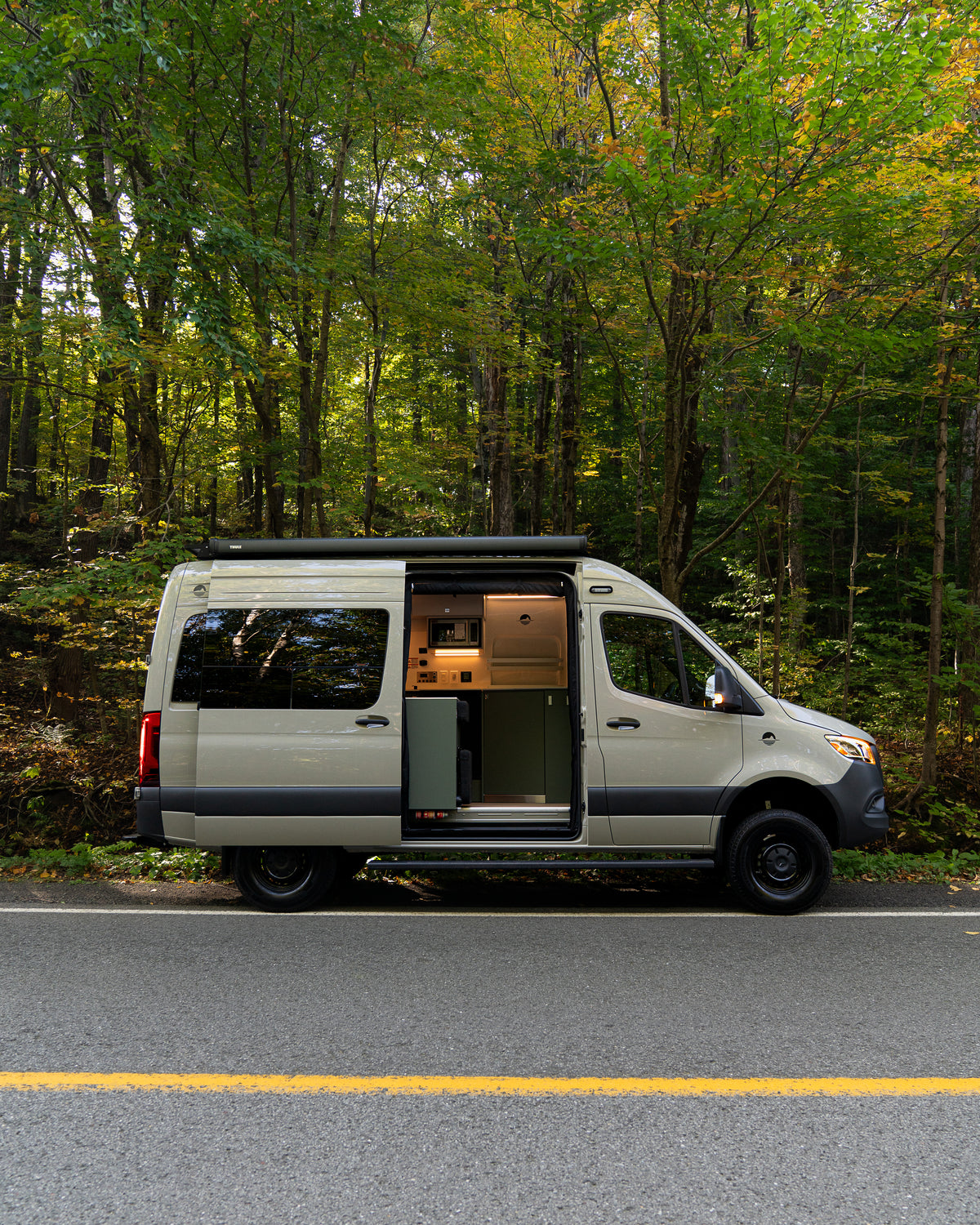 Location van aménagé Evazion Mercedes Sprinter 144 2026, disponible en location chez New West au Québec