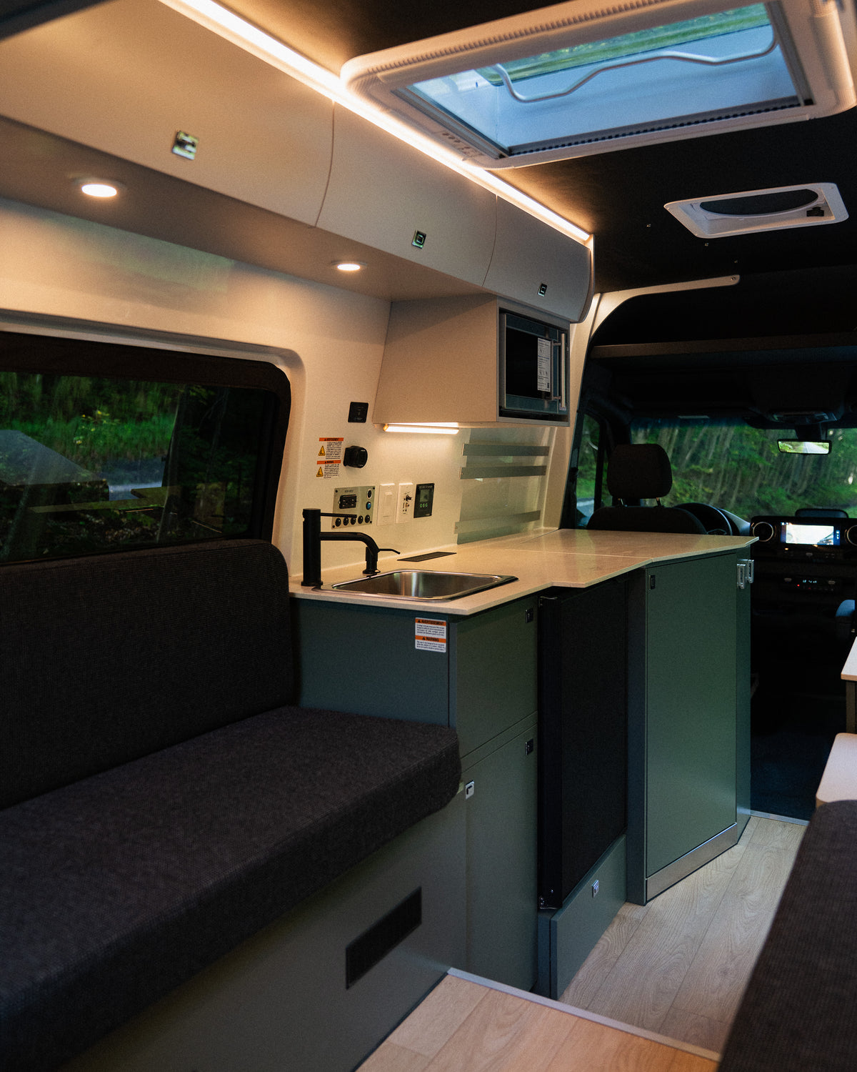 Evazion – Mercedes Sprinter 2027 144’’ 2WD ou AWD en Option (disponible en commande)
