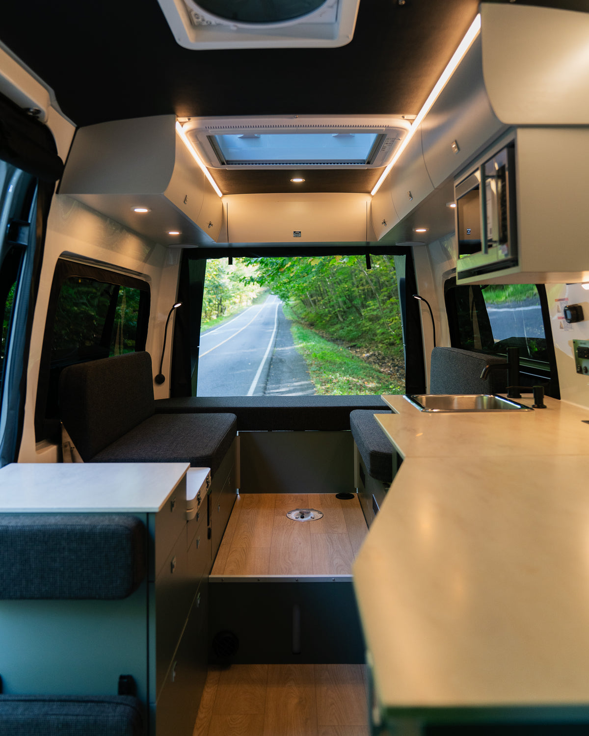 Evazion – Mercedes Sprinter 2027 144’’ 2WD ou AWD en Option (disponible en commande)