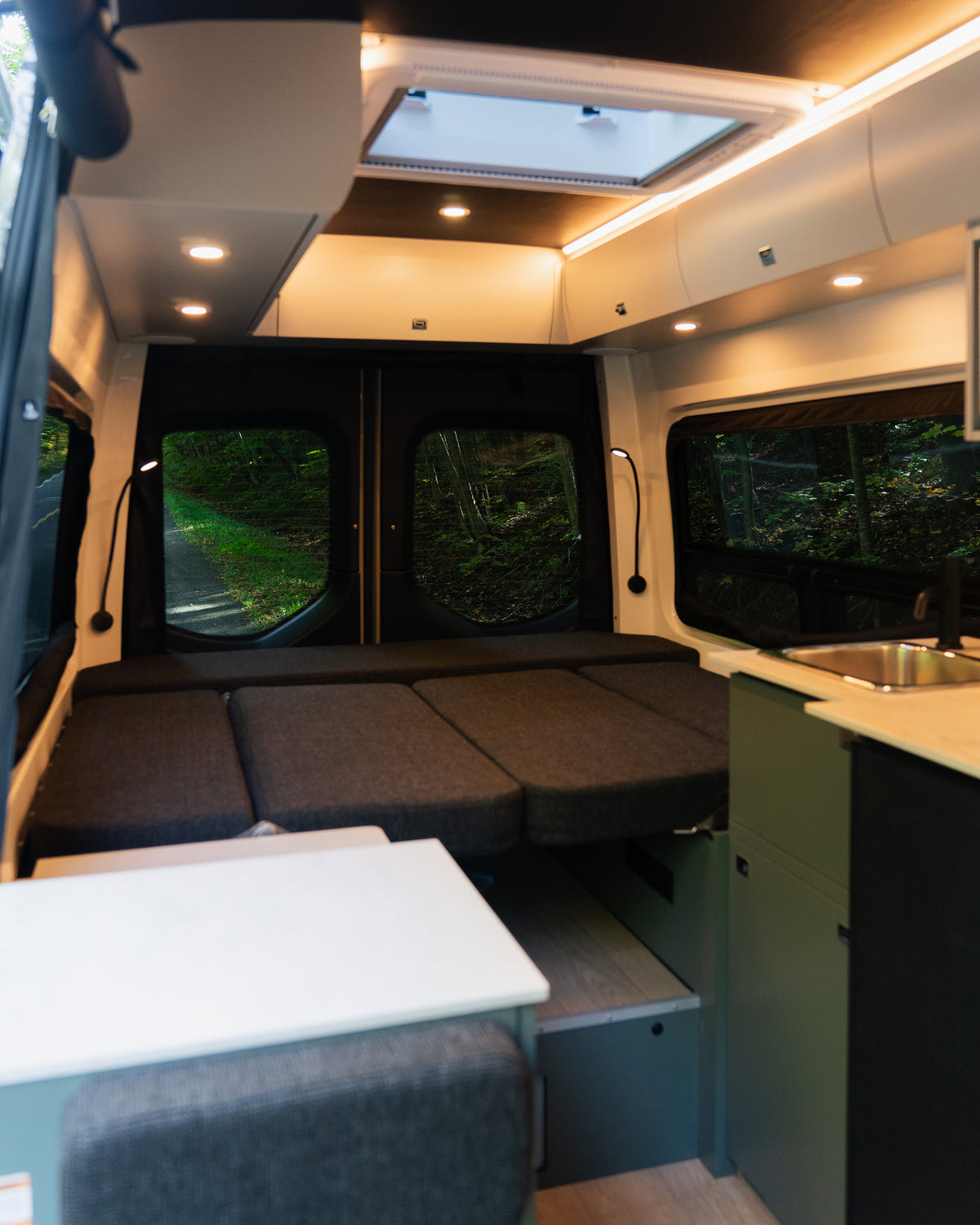 Evazion – Mercedes Sprinter 2027 144’’ 2WD ou AWD en Option (disponible en commande)