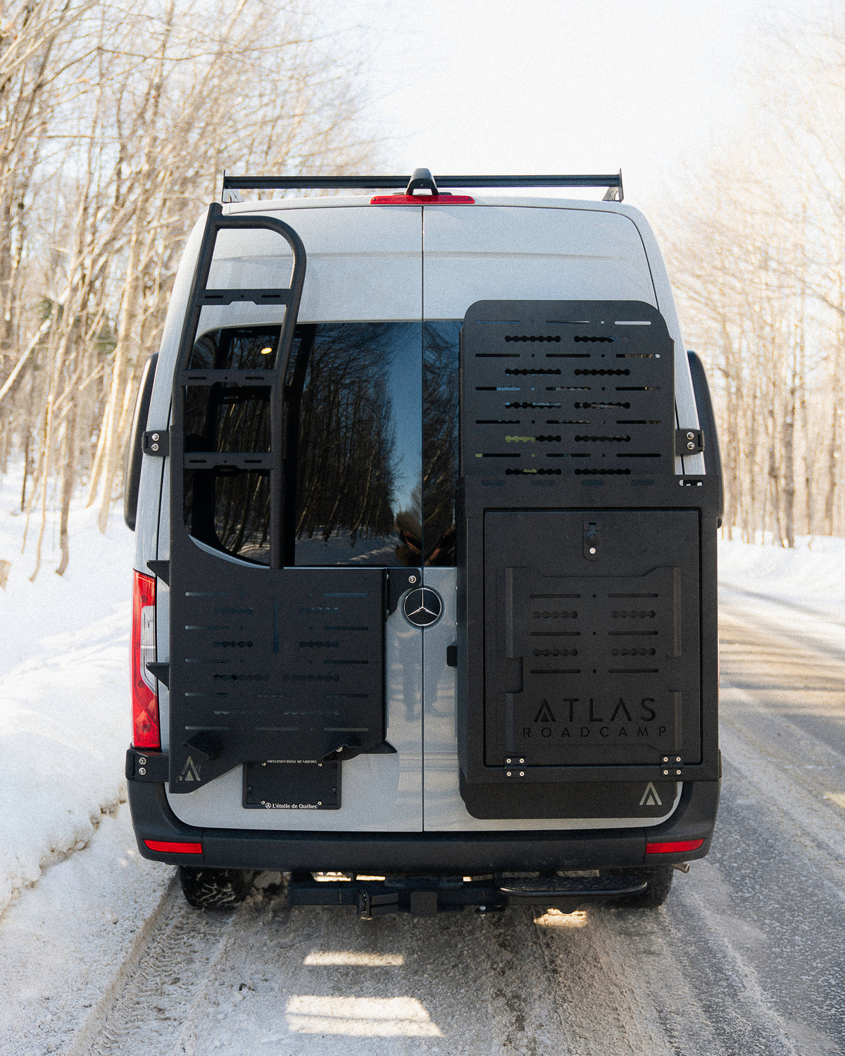 Arrière van Mercedes Sprinter avec panneaux Atlas Roadcamp et échelle latérale pour accès galerie de toit