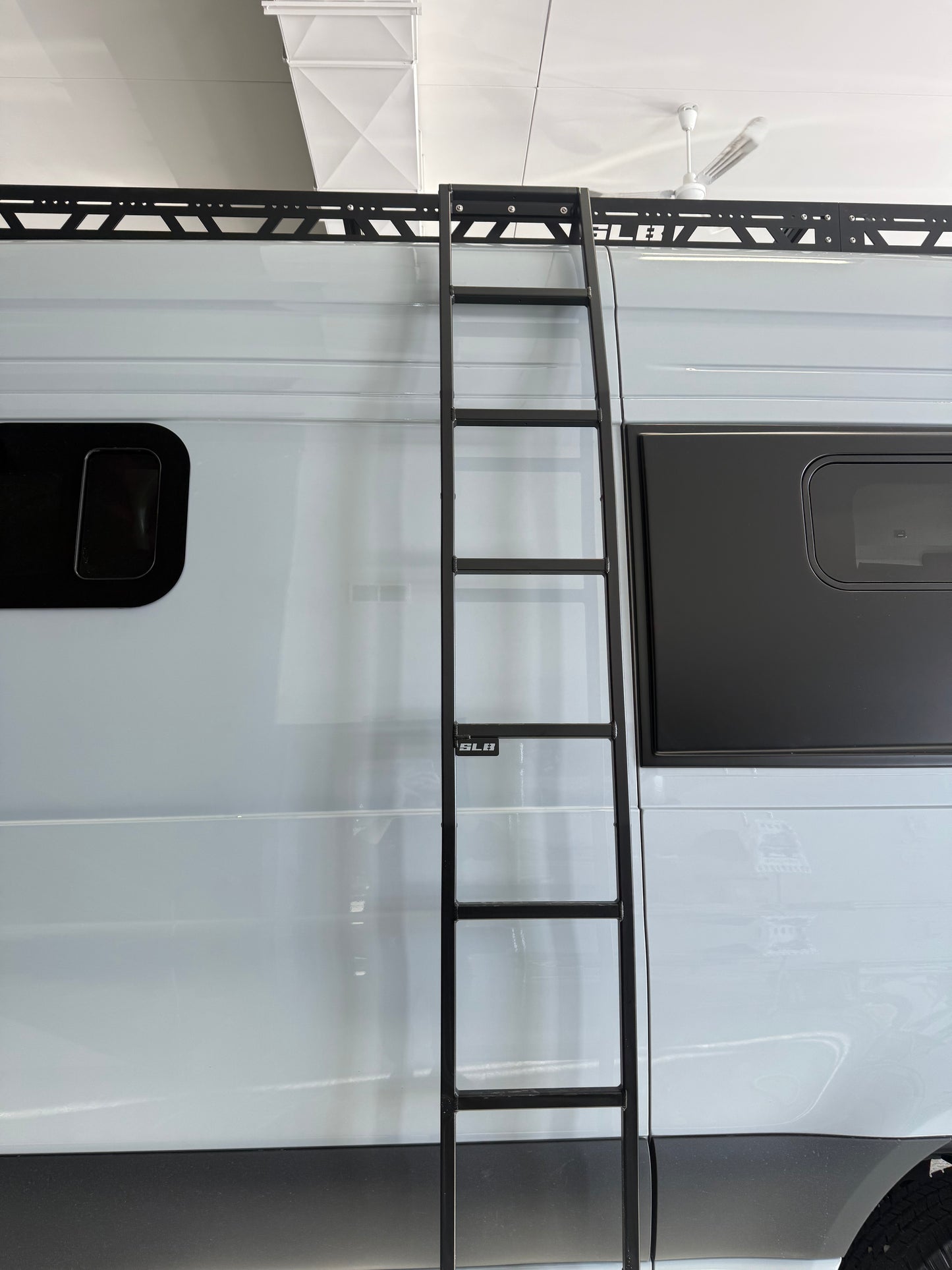 Galerie de toit SLB V2 installée sur Mercedes Sprinter 170 22,6 pieds avec échelle latérale