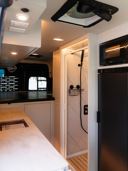 Intérieur Phenix XL 2.0 - Cuisine avec plan de travail, douche intérieure et réfrigérateur