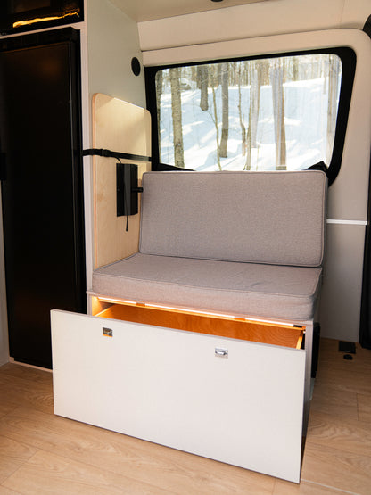 Banc van New West avec coffre de rangement ouvert sous le coussin en espace garage