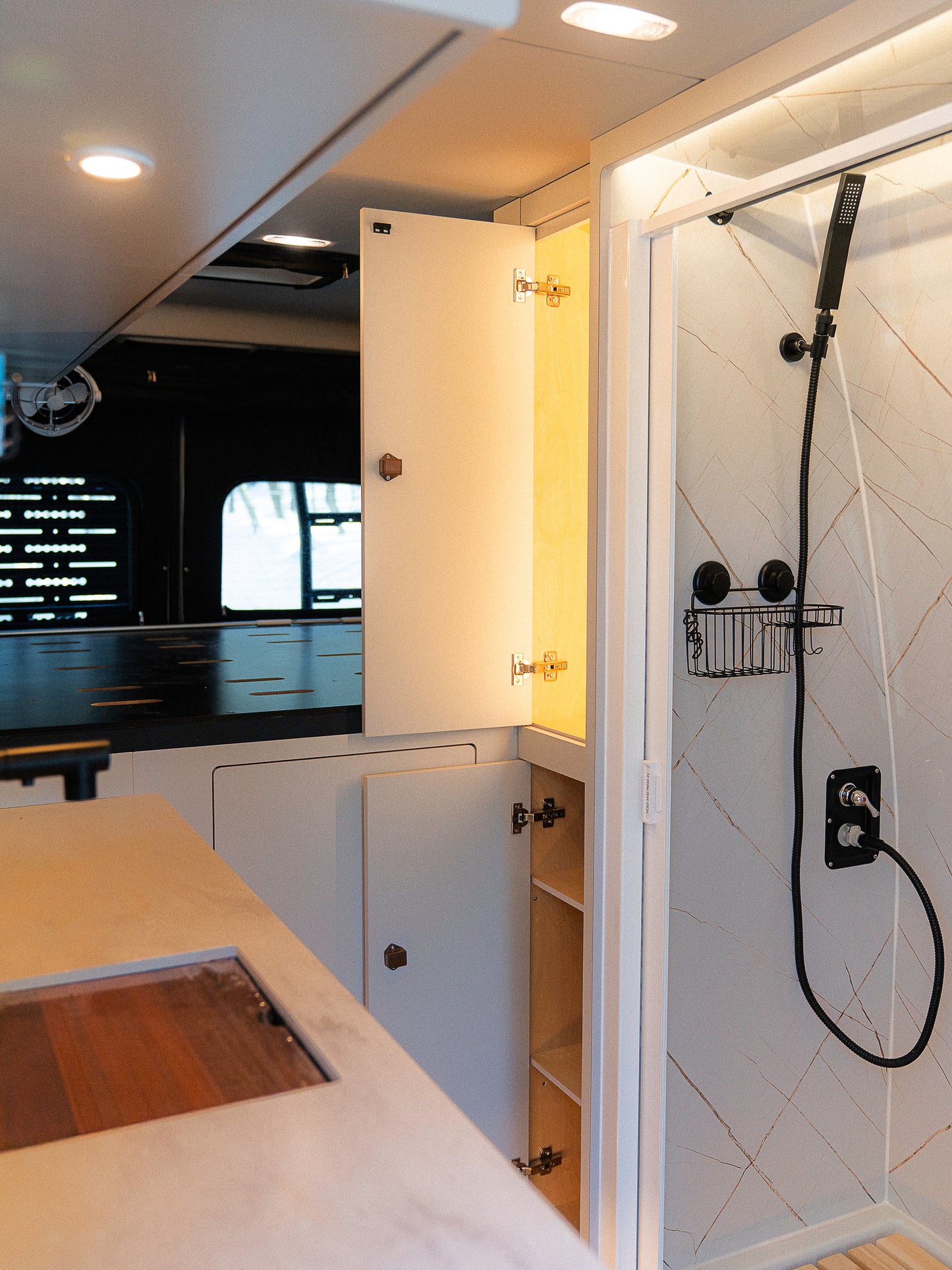 Douche intérieure du Phenix XL 2.0 avec rangements ouverts et pommeau flexible