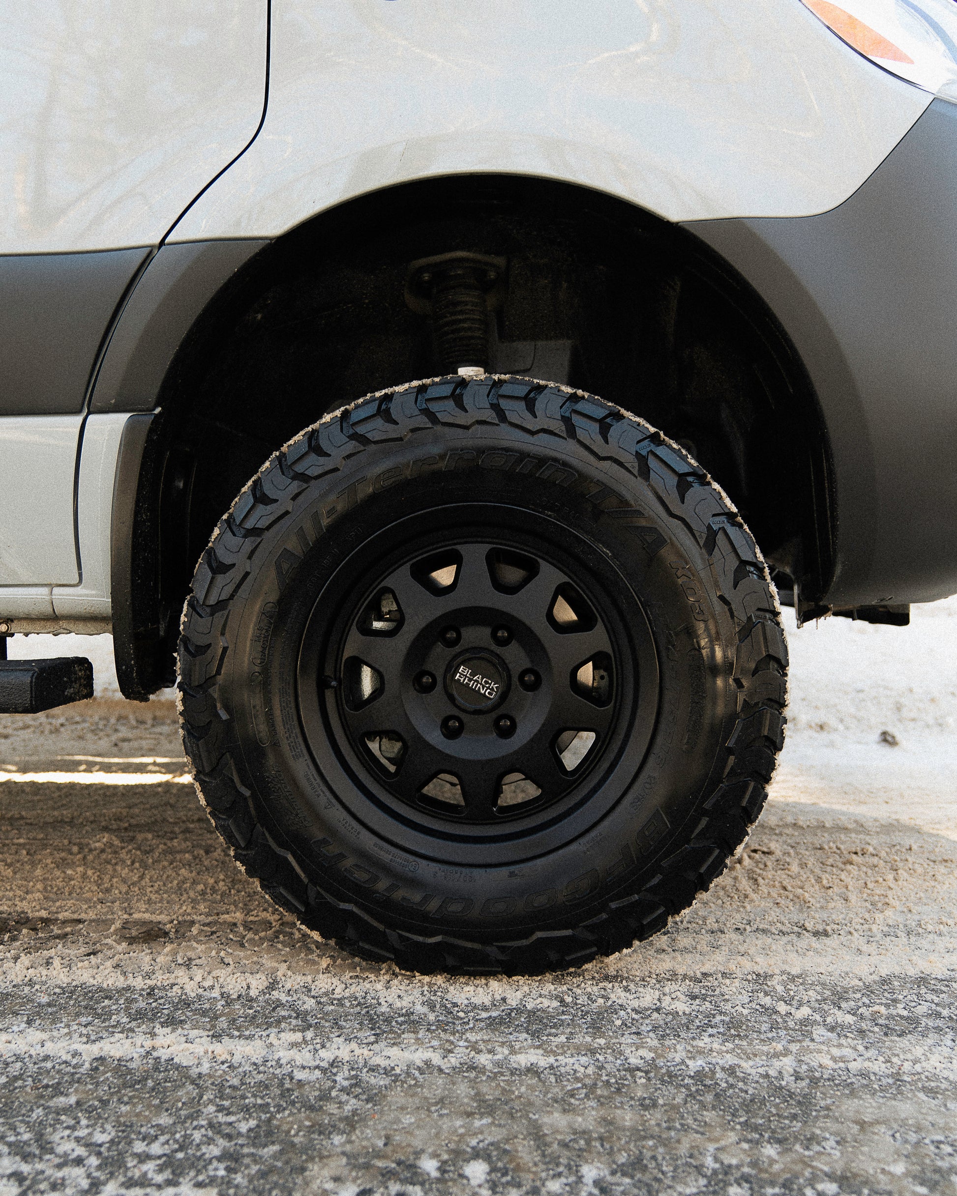 Roue tout-terrain noire avec pneu off-road installée sur van Mercedes Sprinter New West