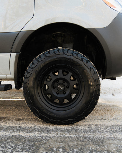 Roue tout-terrain noire avec pneu off-road installée sur van Mercedes Sprinter New West