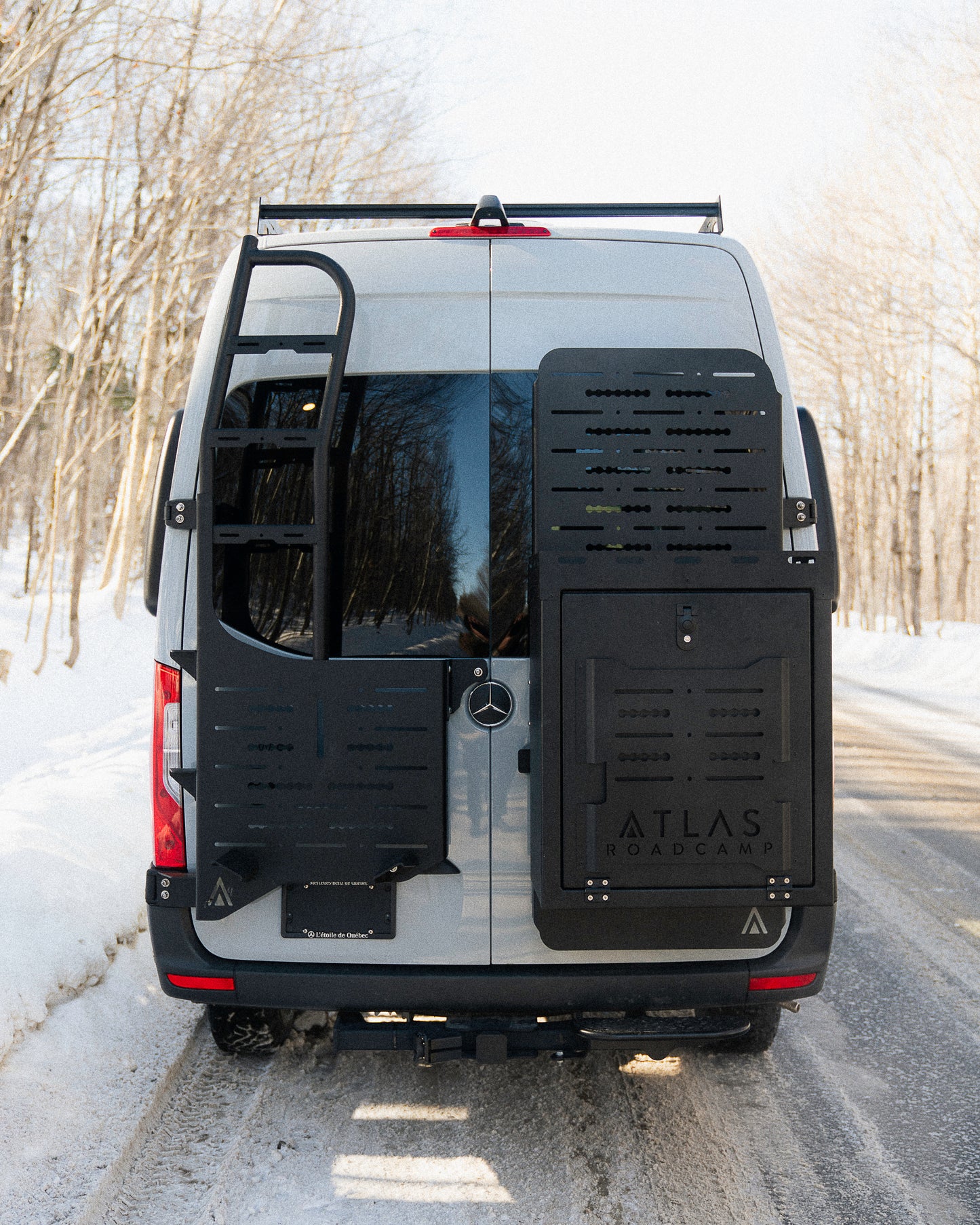 Arrière van Mercedes Sprinter avec panneaux Atlas Roadcamp et échelle latérale pour accès galerie de toit