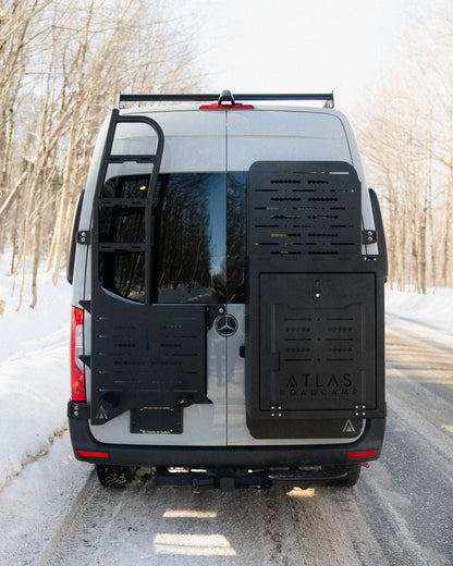 Arrière van Mercedes Sprinter avec panneaux Atlas Roadcamp et échelle latérale pour accès galerie de toit