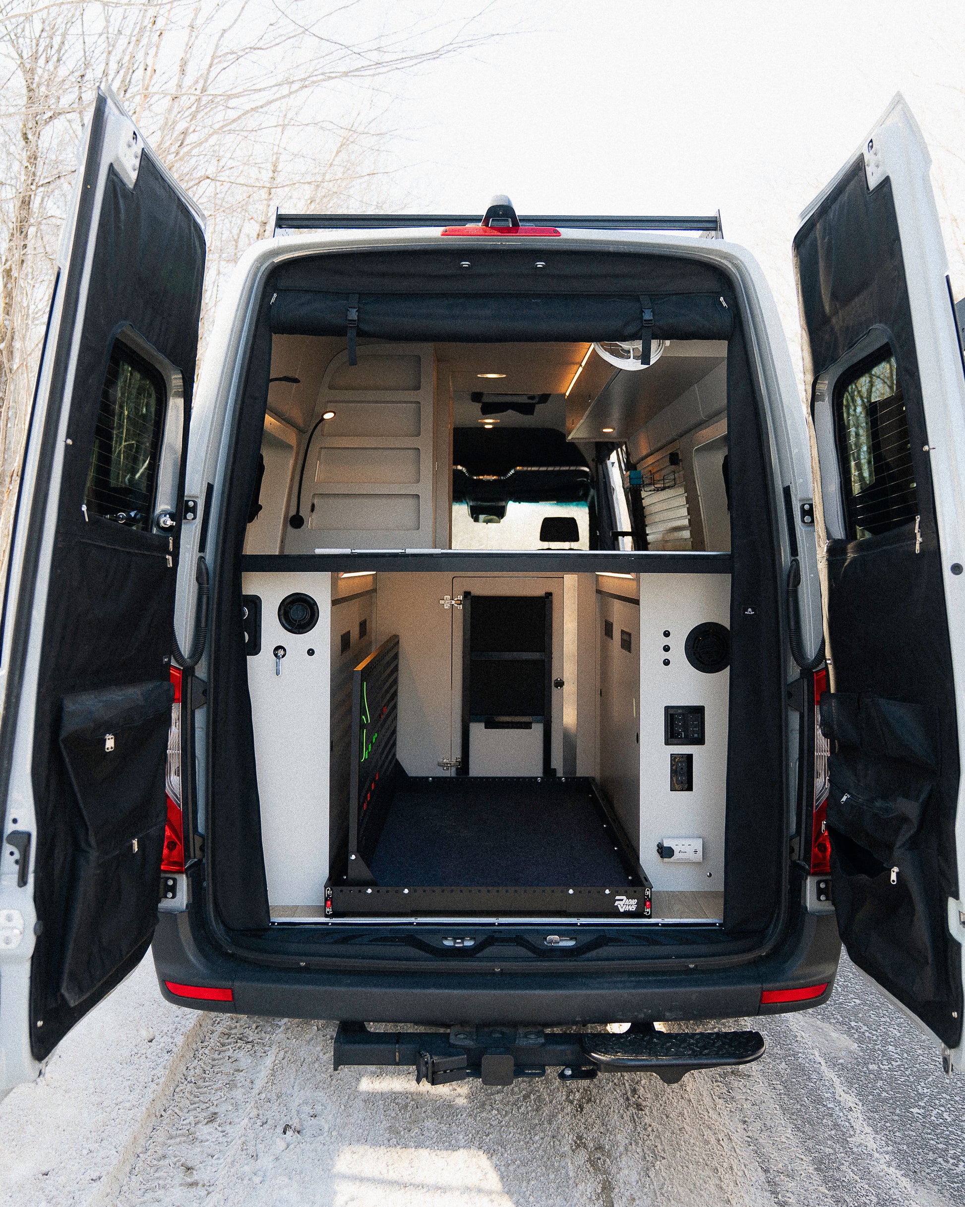 Phenix XL 2.0 vue arrière portes ouvertes avec espace garage pour vélos et équipement sportif