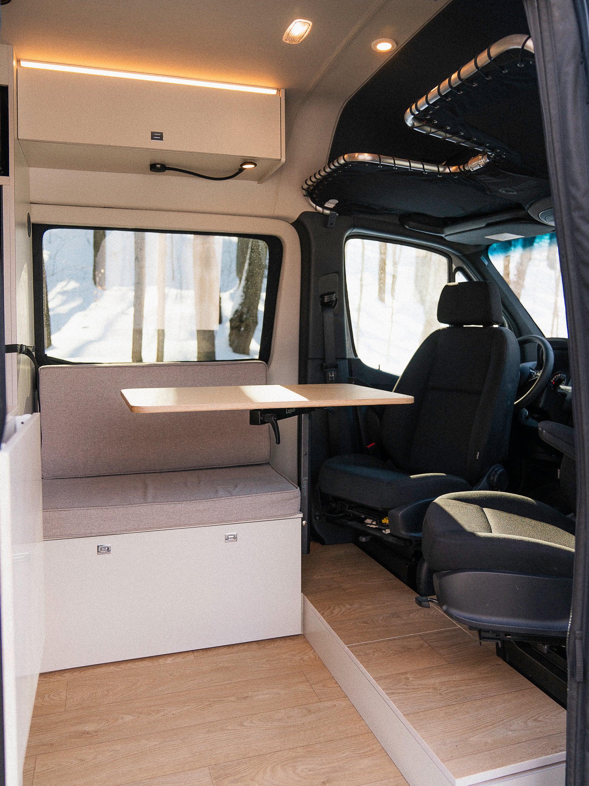Intérieur van aménagé New West avec table déployée et siège passager pivotant