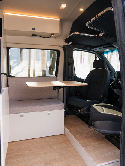 Intérieur van aménagé New West avec table déployée et siège passager pivotant